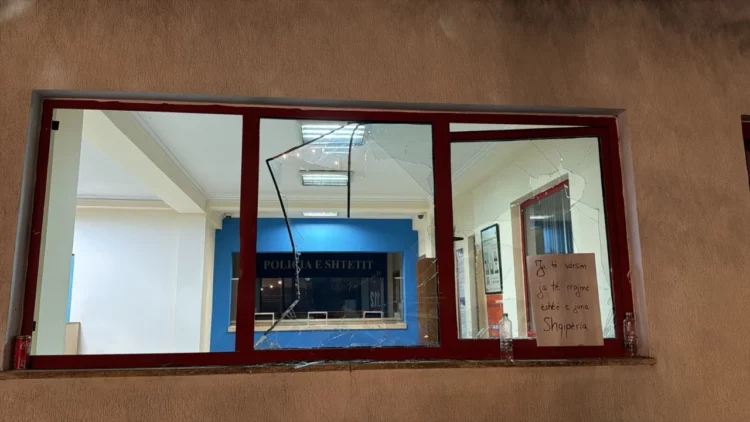 Protestuesit thyejnë xhamat e Komisariatit nr.3, policia i shpërndan me ujë, plagoset një efektive