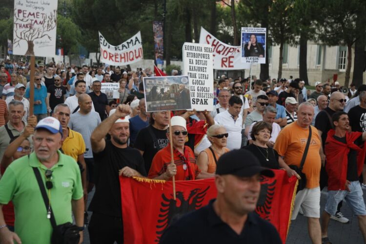 Protesta, 51 ditë marshim në kryeqytet, qytetarët kërkojnë dorëheqjen e Ramës