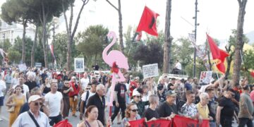 “Do t’i mundim këta politikanë maskarenj”/ Aktivisti Edison Lika: Të mbështesim çunat e tjerë, se disa i liruan