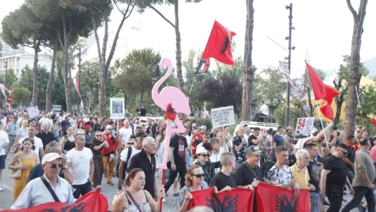“Do t’i mundim këta politikanë maskarenj”/ Aktivisti Edison Lika: Të mbështesim çunat e tjerë, se disa i liruan
