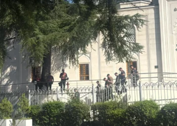 Protestuesit u zënë pritë deputetëve jashtë Kuvendit pas seancës, tentojnë t’i gjuajnë me vezë