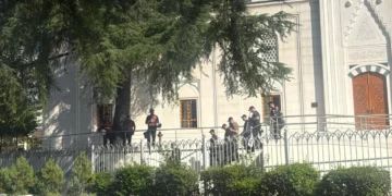 Protestuesit u zënë pritë deputetëve jashtë Kuvendit pas seancës, tentojnë t’i gjuajnë me vezë