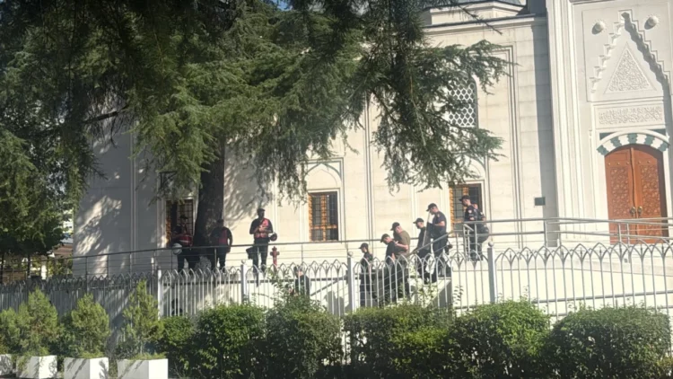 Protestuesit u zënë pritë deputetëve jashtë Kuvendit pas seancës, tentojnë t’i gjuajnë me vezë