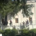 Protestuesit u zënë pritë deputetëve jashtë Kuvendit pas seancës, tentojnë t’i gjuajnë me vezë