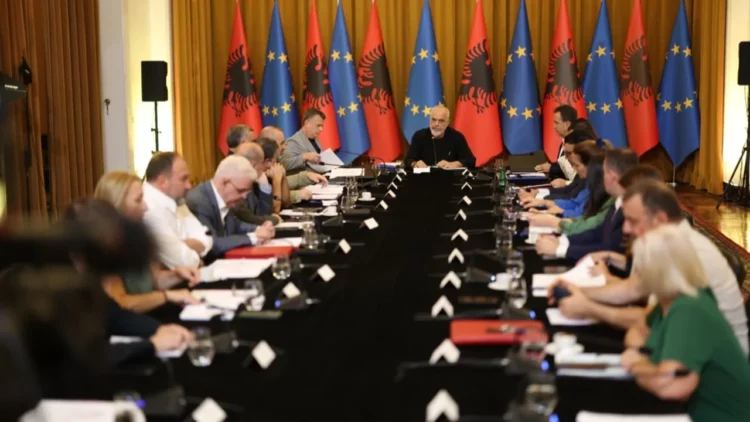 Pas “Besës”, Rama kthehet tek patronazhistët, ja udhëzimi që u dha deputetëve të PS-së