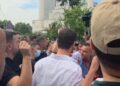 Tubimi para Kuvendit! Adriatik Lapaj i bashkohet protestuesve, ata i kërkojnë të largohet