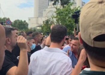 Tubimi para Kuvendit! Adriatik Lapaj i bashkohet protestuesve, ata i kërkojnë të largohet