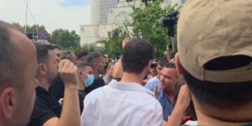 Tubimi para Kuvendit! Adriatik Lapaj i bashkohet protestuesve, ata i kërkojnë të largohet