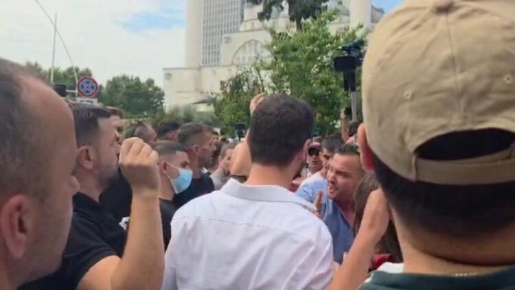 Tubimi para Kuvendit! Adriatik Lapaj i bashkohet protestuesve, ata i kërkojnë të largohet