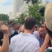 Tubimi para Kuvendit! Adriatik Lapaj i bashkohet protestuesve, ata i kërkojnë të largohet