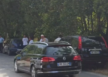 Aksidenti, përplasje zinxhir e tre automjeteve në rrugën Fier-Levan