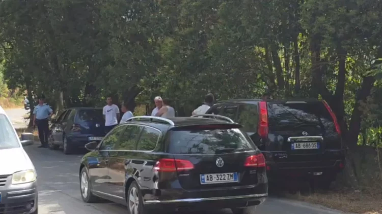 Aksidenti, përplasje zinxhir e tre automjeteve në rrugën Fier-Levan