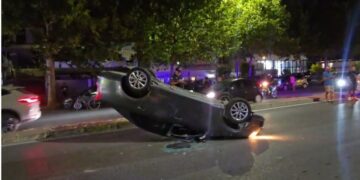 Përplasen dy makina në Durrës, njëra përfundon e përmbysur, një i plagosur dërgohet në spital