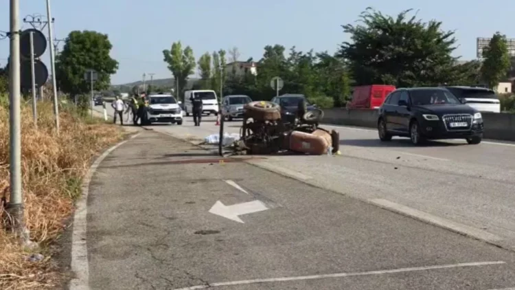 Aksident në aksin Rrogozhinë-Lushnjë! Furgoni përplaset me zetorin, një i plagosur rëndë (Emri)