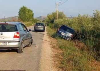 Aksidentohet me makinë Cekja i Beratit, del nga rruga automjeti që drejtonte