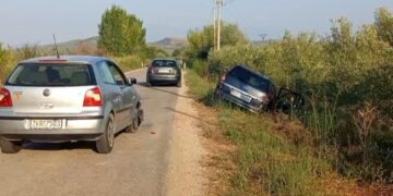 Aksidentohet me makinë Cekja i Beratit, del nga rruga automjeti që drejtonte