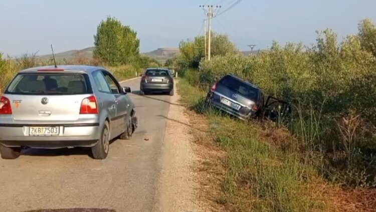 Aksidentohet me makinë Cekja i Beratit, del nga rruga automjeti që drejtonte