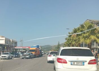 Aksident i 4-fishtë në aksin Elbasan-Tiranë, dyshohet se mund të ketë edhe të lënduar