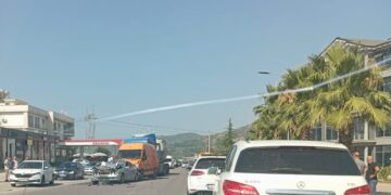 Aksident i 4-fishtë në aksin Elbasan-Tiranë, dyshohet se mund të ketë edhe të lënduar