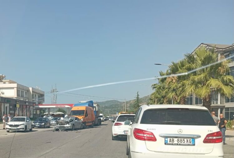 Aksident i rëndë në Elbasan/ Katër automjete përplasen me njëra-tjetrën, dy persona përfundojnë në spital