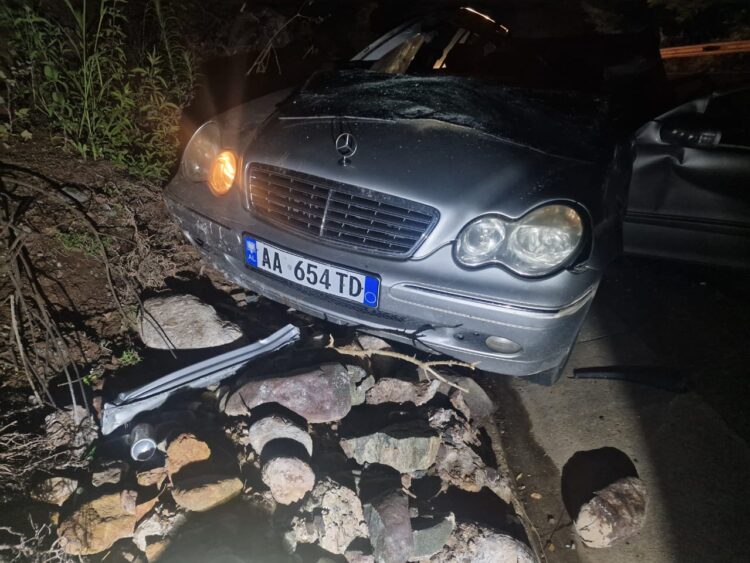 Aksident tragjik në Librazhd/ Guri shkëputet nga mali dhe i bie sipër makinës, humb jetën drejtuesi i mjetit