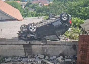 Aksident i frikshëm në Kukës! Makina ‘fluturon’ mbi murin e banesëa, tre të plagosur dërgohen te Trauma