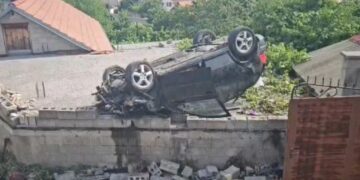 Aksident i frikshëm në Kukës! Makina ‘fluturon’ mbi murin e banesëa, tre të plagosur dërgohen te Trauma