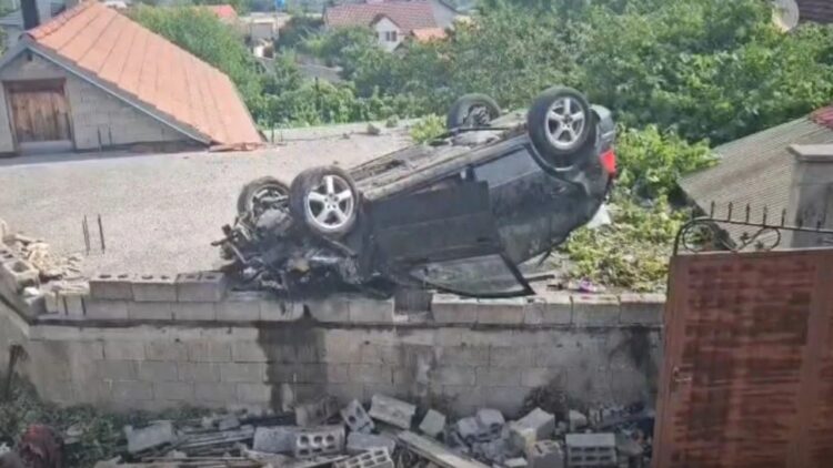 Aksident i frikshëm në Kukës! Makina ‘fluturon’ mbi murin e banesëa, tre të plagosur dërgohen te Trauma