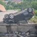 Aksident i frikshëm në Kukës! Makina ‘fluturon’ mbi murin e banesëa, tre të plagosur dërgohen te Trauma