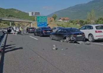 Aksident i rëndë pranë pikës kufitare në Morinë, 6 makina të përplasura dhe disa të plagosur