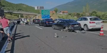 Aksident i rëndë pranë pikës kufitare në Morinë, 6 makina të përplasura dhe disa të plagosur