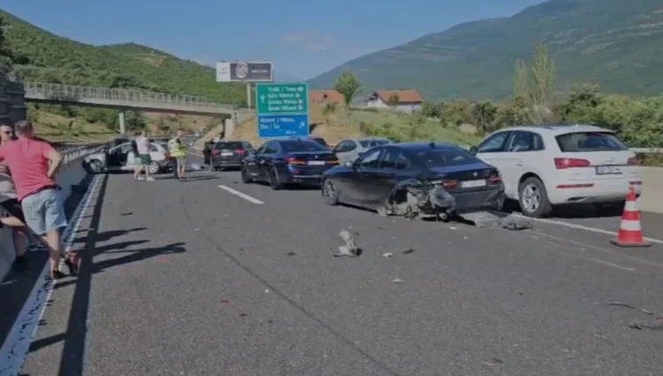 Aksident i rëndë pranë pikës kufitare në Morinë, 6 makina të përplasura dhe disa të plagosur