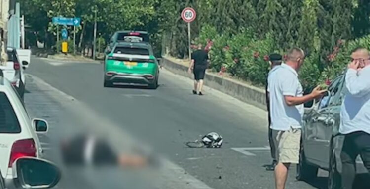 Aksident te Liqeni i Thatë në Tiranë, i riu me motor përplaset nga një automjet