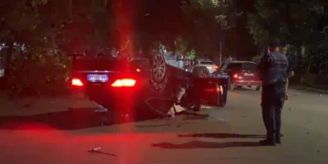 Makina përplaset me pemën dhe më pas përmbyset në rrugë, shpëton mrekullisht shoferi