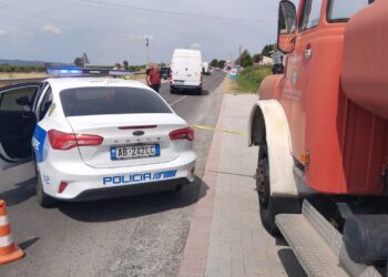 Aksident fatal në aksin rrugor Elbasan–Peqin, makina përplas për vdekje këmbësorin