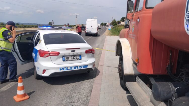 Aksident fatal në aksin rrugor Elbasan–Peqin, makina përplas për vdekje këmbësorin