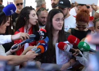 “Është provë krimi”/ Protestuesit dorëzojnë në SPAK librin “Albanian File”: Hetoni kryeministrin Rama