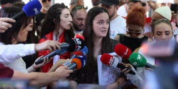 “Është provë krimi”/ Protestuesit dorëzojnë në SPAK librin “Albanian File”: Hetoni kryeministrin Rama