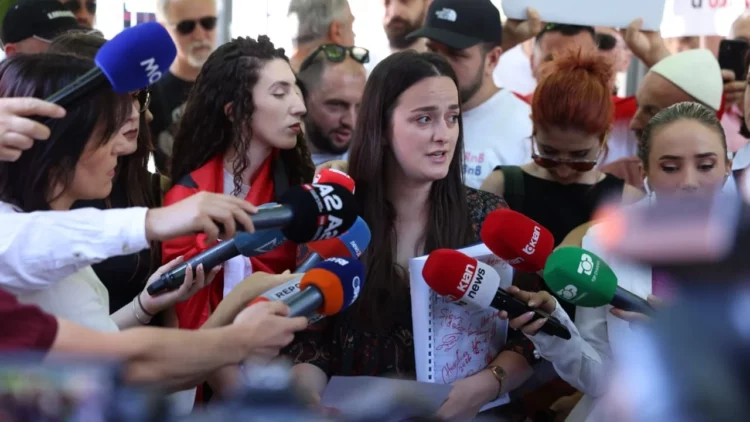 “Është provë krimi”/ Protestuesit dorëzojnë në SPAK  librin “Albanian File”: Hetoni kryeministrin Rama