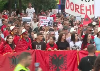Aktivisti akuzon policinë: Janë marrë urdhra politikë, protestuesit u provokuan