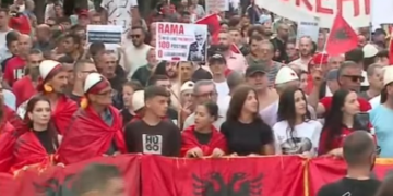 Aktivisti akuzon policinë: Janë marrë urdhra politikë, protestuesit u provokuan