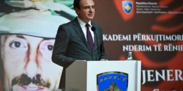 Kurti i jep shuplakë të fortë Ramës duke nderuar Tahir Sinanin: Luftëtar i paepur i lirisë…