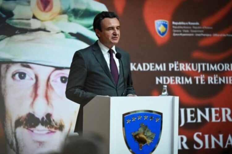 Kurti i jep shuplakë Ramës duke nderuar ish-komandantin e UÇK, Tahir Sinanin: Luftëtar i paepur i lirisë