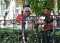 Pas shpërndarjes me gaz lotsjellës, policia shoqëron disa protestues të tjerë! Mes tyre edhe Altin Goxhaj