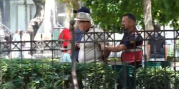 Pas shpërndarjes me gaz lotsjellës, policia shoqëron disa protestues të tjerë! Mes tyre edhe Altin Goxhaj