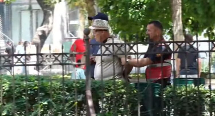 Pas shpërndarjes me gaz lotsjellës, policia shoqëron disa protestues të tjerë! Mes tyre edhe Altin Goxhaj