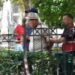 Pas shpërndarjes me gaz lotsjellës, policia shoqëron disa protestues të tjerë! Mes tyre edhe Altin Goxhaj