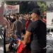 U arrestua dje nga policia se protestoi, shqiptarët dhurojnë mbi 115 mijë € për babain e djalit të paralizuar
