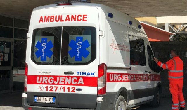 Aksident në Elbasan, gruaja përplaset nga një automjet pranë Universitetit