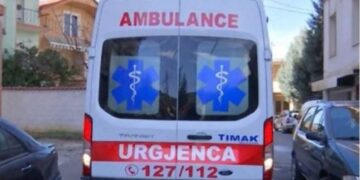 Korçë/ I moshuari hidhet nga kati i tretë i banesës, humb jetën